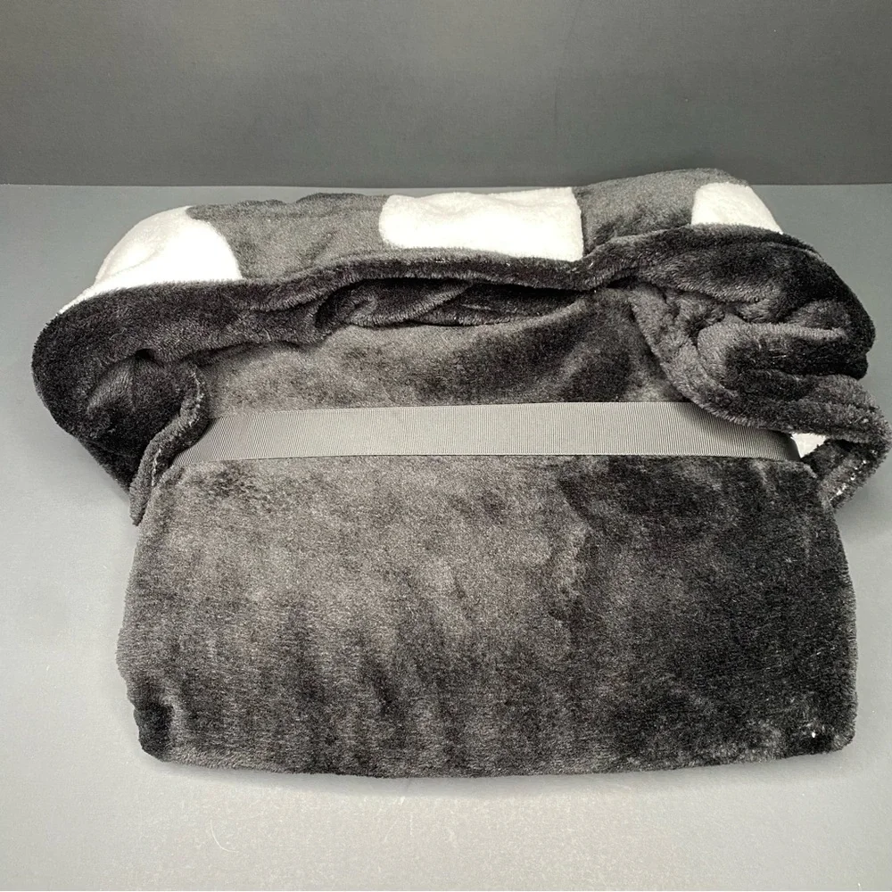 New Puppy Blanket Black & White Feet Pockets 22